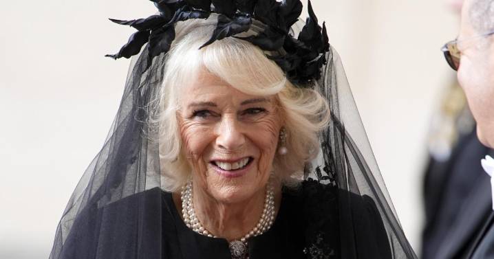 La Reina Camila en el Vaticano: de negro, con velo, perlas y tocado de hojas