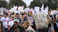 Trump dice que las protestas en su contra son un "chiste" y no representan al país