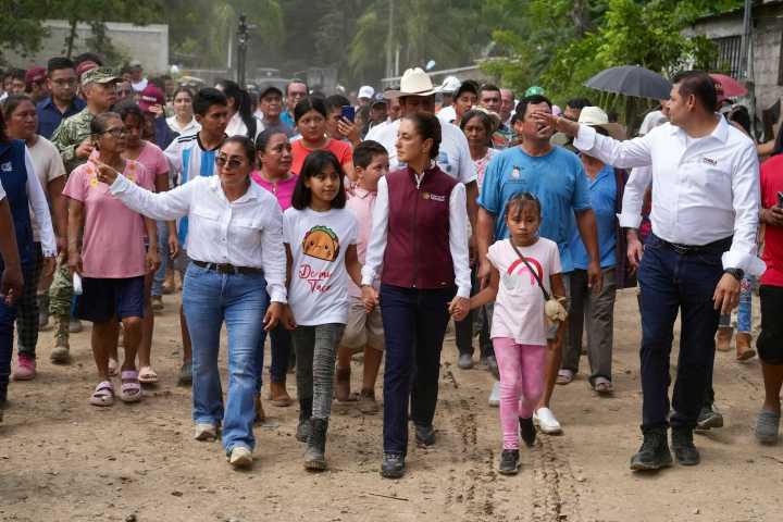 Sheinbaum visita zonas afectadas de Puebla por lluvias e inundaciones