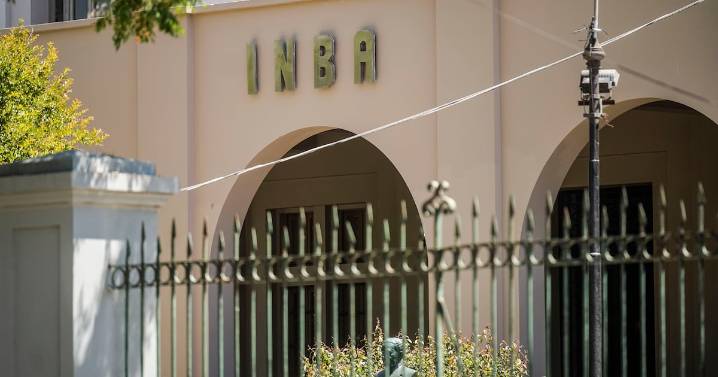 Detienen a 15 estudiantes del INBA por desórdenes y lanzar bombas molotov a Carabineros