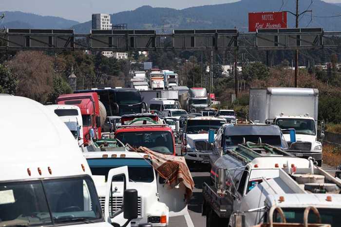 Piperos colapsan vialidades en protesta por operativo estatal