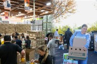 Empleados públicos acuden a bancos de alimentos ante segundo cierre de gobierno más largo en EE.UU.