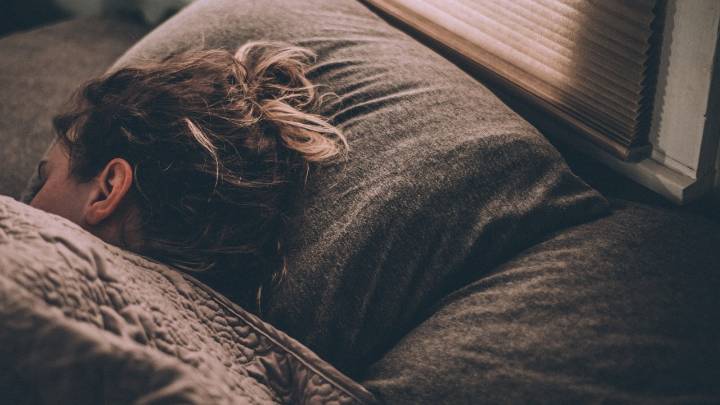 La advertencia de los neurólogos expertos en sueño sobre las 'pastillas naturales' y otros productos que se venden para el insomnio: "No valen para nada"
