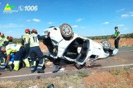 Los bomberos rescatan a un conductor atrapado en un vehículo en la carretera que une Valdepeñas y Cózar