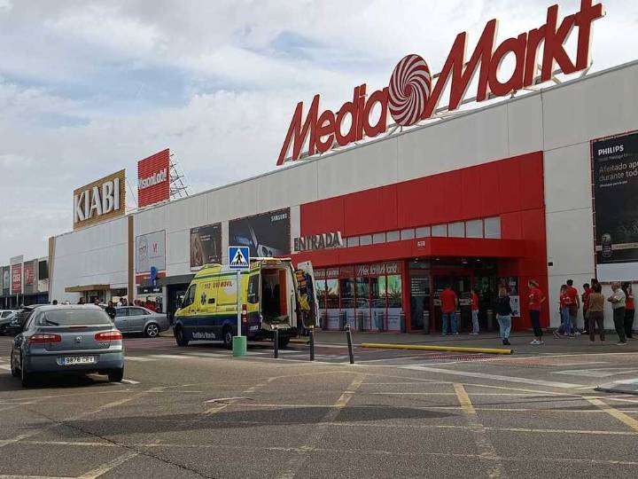 Atraco de película a mano armada en el MediaMark de La Abadía