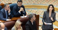 Ayuso propone dos nuevas placas: «'Aquí escondían al hermano de Sánchez' en Moncloa y 'Aceptamos pago en metálico' en Ferraz»