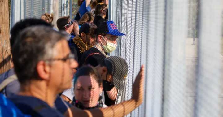 Over Pritzker’s objections, Trump sending 300 National Guardsmen to Chicago, governor says