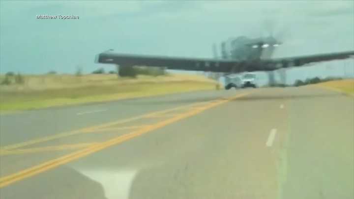 Motorist shows moments military plane crash lands in southeast OKC