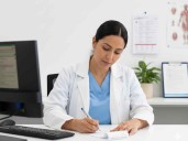 Enfermeras y enfermeros podrán recetar medicamentos en México; esto debe tener la receta