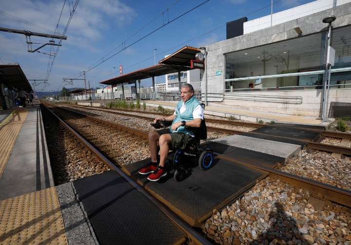 La discapacidad en Asturias pierde el tren (y el autobús)
