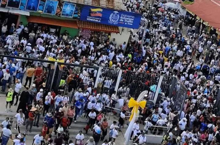 Calles de Isnotú desbordadas en celebración de San José Gregorio Hernández