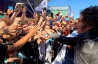 Javier Milei suspendió un acto de campaña en Santa Fe por incidentes: hay al menos tres detenidos