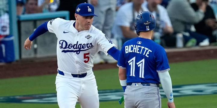 Bo Bichette picked off first base after strike call in World Series Game 3