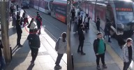 Turquía: Mujer distraída salva de morir arrollada por tranvía gracias a un guardia de seguridad