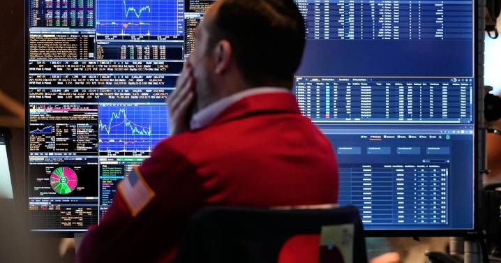 US stocks drift near their records as oil prices sink