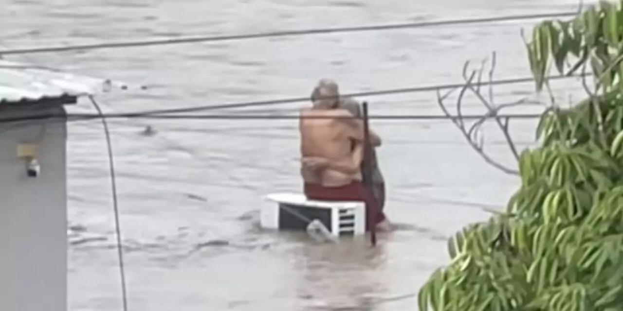 VIDEO  | Abuelitos resisten la inundación abrazados en su techo en Veracruz