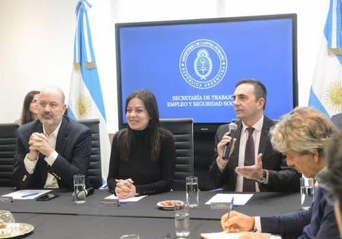 La reforma laboral de Milei: ampliar la jornada, indemnizaciones en cuotas y paritarias por productividad