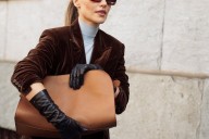El blazer largo de terciopelo (sin duda) es la compra más sofisticada de Mango Teen