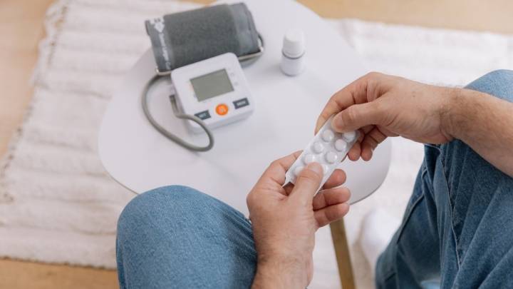 Retiran más de 500,000 frascos de popular medicamento para la presión arterial: entérate por qué