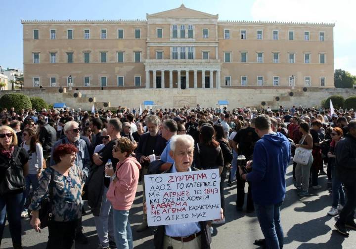 Grecia, por el camino inverso a España: aprueba elevar la jornada a 13 horas diarias