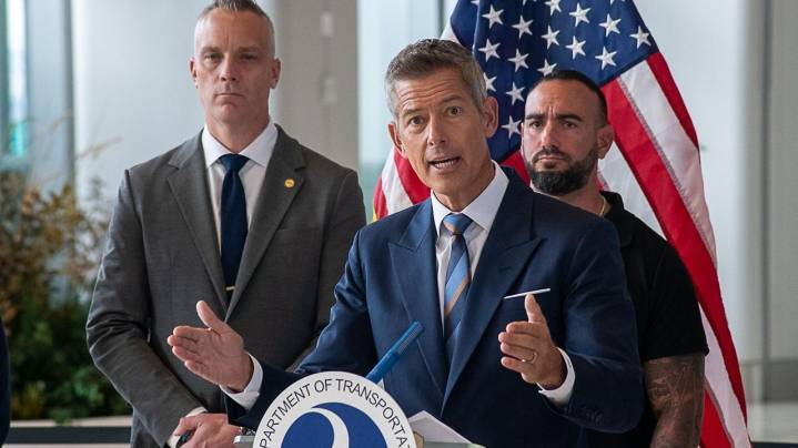 Air traffic controllers miss first full paycheck as government shutdown persists