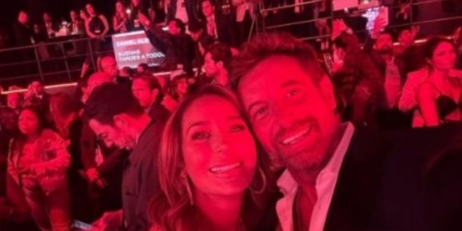 Geraldine Bazán se toma una foto junto a Gabriel Soto