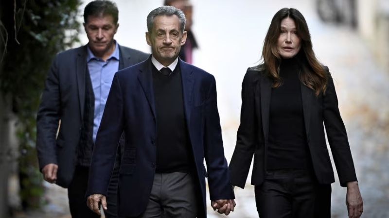 El expresidente de Francia Nicolas Sarkozy llega a prisión para cumplir su condena de cinco años