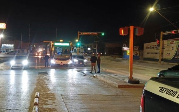 Da vuelta prohibida y choca con el Juárez Bus