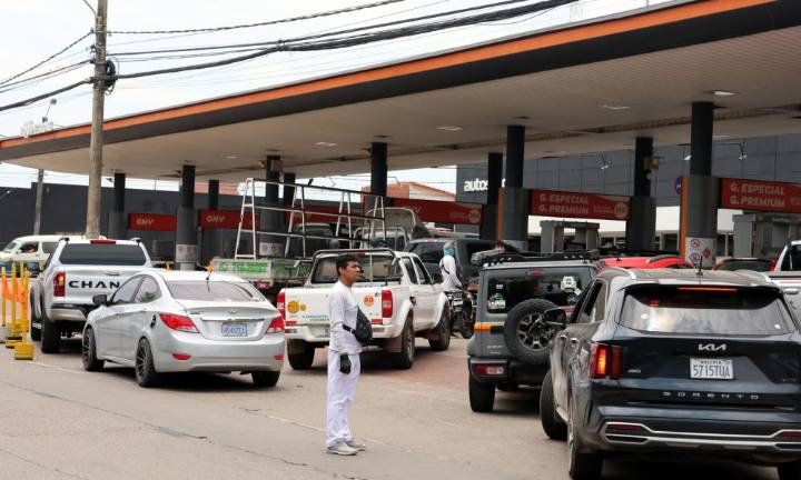 Transportistas bloquean vías en el centro de Bolivia contra la escasez de combustibles