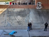 Identifican a mujer que cayó del puente en la Universidad y Canal; pudo haber sido accidental
