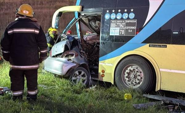 Trágico choque entre un colectivo, un auto y una camioneta en la ruta 3, en cercanías a Pedro Luro
