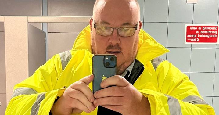 Dad 'pulled to the side' by friends over weight loses four stone with small change