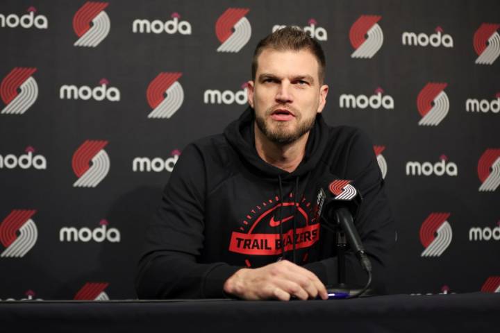 Trail Blazers take to the court for the first time after coach Chauncey Billups' arrest