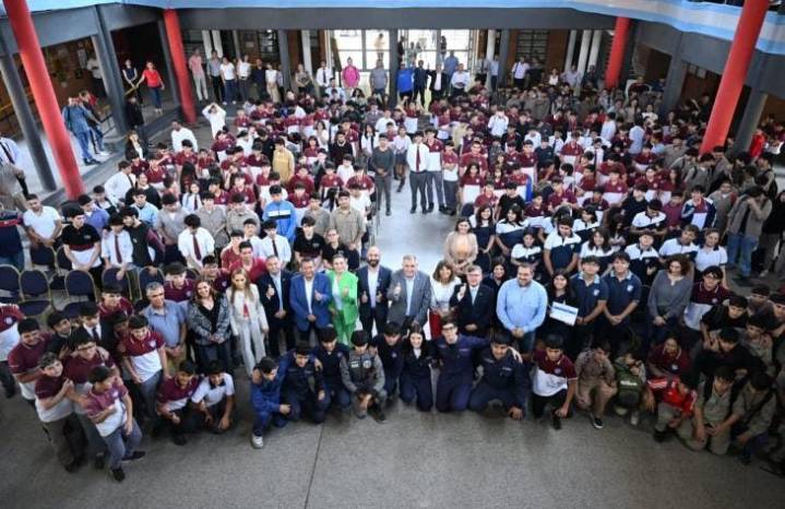 El gobernador Osvaldo Jaldo recorrió una escuela donde los alumnos crearon un auto eléctrico