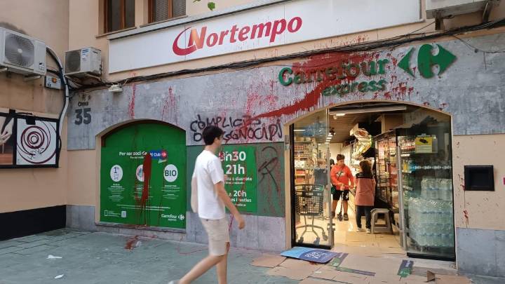 Ataque vandálico contra un Carrefour en Palma por ser "cómplice del genocidio" en Palestina