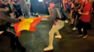 Manifestantes pro-Gaza ultrajan en Madrid la bandera de España ante la Policía: "¡No me representa!"