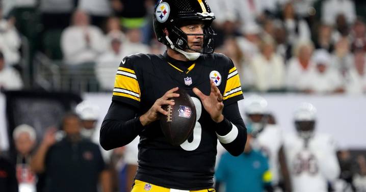 Steelers' Aaron Rodgers jumps Ben Roethlisberger on all