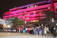 INEN ilumina su frontis de color rosa por el Día Mundial de Lucha contra el Cáncer de Mama
