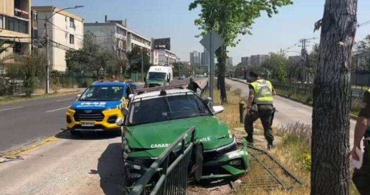 Persecución policial por robo en Ñuñoa termina con patrulla incrustada en una reja y un detenido