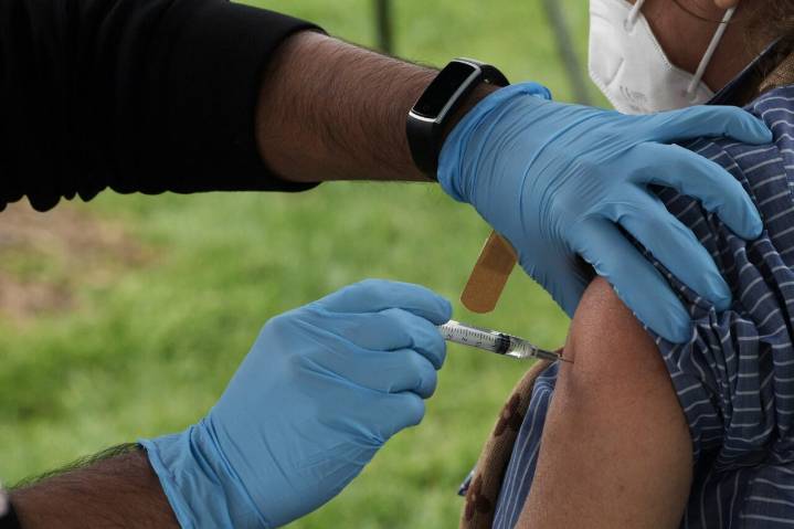 Vacunas contra el COVID-19 dan esperanza a médicos para combatir el cáncer