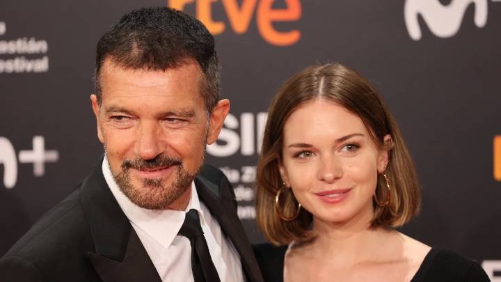 Antonio Banderas brinda con la prensa emocionado por la boda de su hija: "Ha habido lagrimillas"