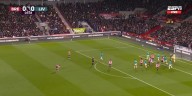 El impactante lateral de larga distancia que terminó en gol de Brentford sobre Liverpool a los 5 minutos