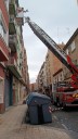 Los Bomberos de Zaragoza rescatan a dos hermanos y un perro en un incendio en la calle Borja