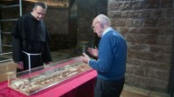 El Vaticano revela los restos de San Francisco de Asís: una exhibición histórica a 800 años de su muerte