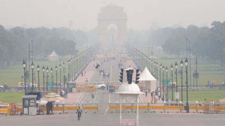 Delhi continues to choke 2 days after Diwali as air quality remains very poor
