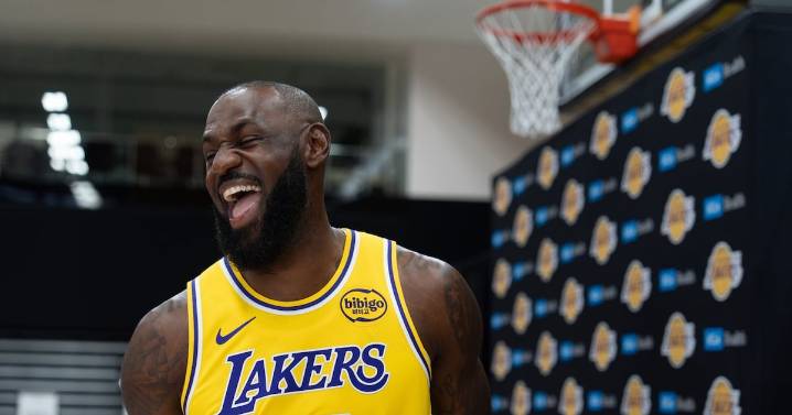 LeBron misses Lakers' first practice of training camp