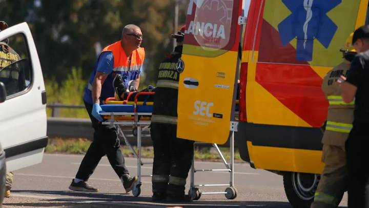 Un camionero tuvo un accidente en alta montaña, sufrió graves heridas y fue llevado al Hospital Central