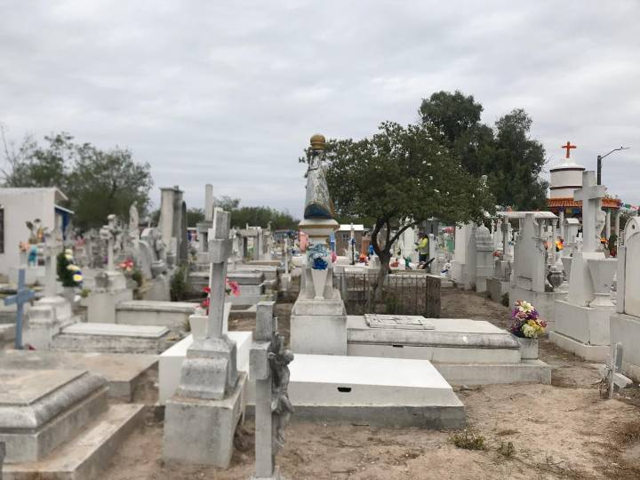 Autoridades municipales realizan labores de limpieza en panteones locales
