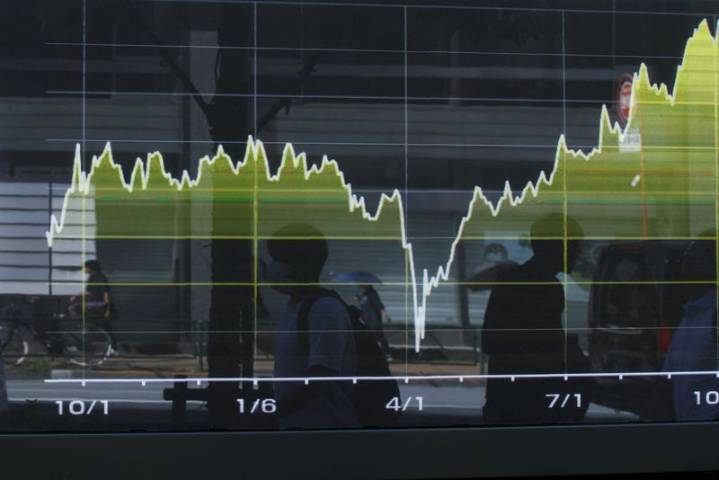 Asia stocks take a breather for earnings, rate calls