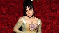 Billie Eilish sufre violento jaloneo por parte de un fan en concierto de Miami